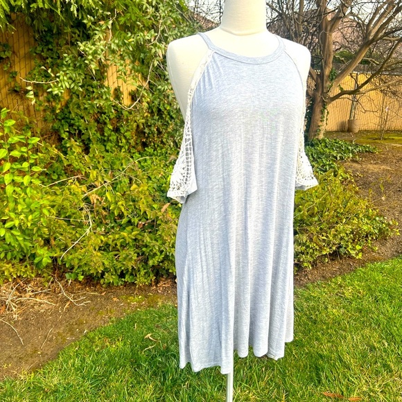 Light Gray Sleeveless Dress with Lace Detail - Picture 2 of 7